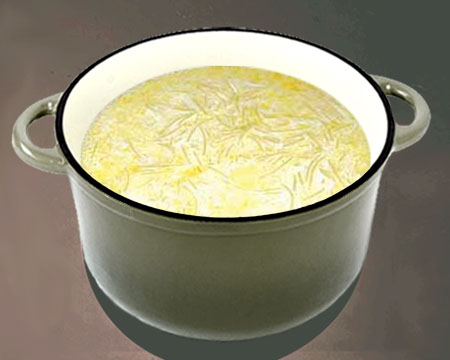 Молочный суп с вермишелью в кастрюле