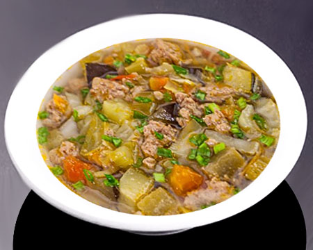 Овощной суп с баклажанами и фаршем в тарелке