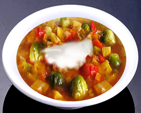 Овощной суп с брюссельской капустой в тарелке