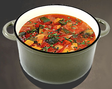 Овощной суп с цуккини в кастрюле