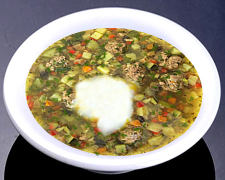Овощной суп с фрикадельками в тарелке