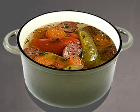 Овощной суп из паприки с колбасой в кастрюле