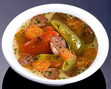 Овощной суп из паприки с колбасой в тарелке
