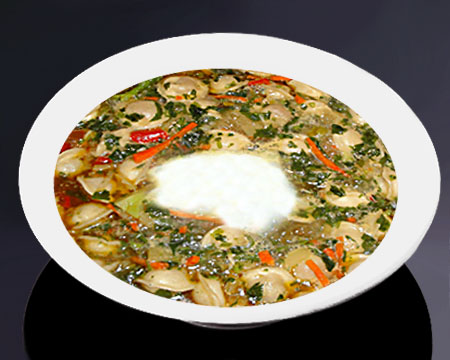 Овощной суп с пельменями и брокколи в тарелке