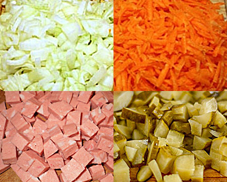 лук, морковь, колбаса и соленые огурцы