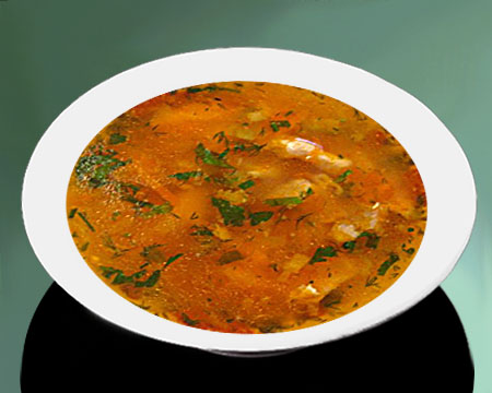 Рыбный суп из скумбрии с кабачками в тарелке