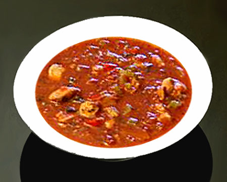 Томатный рыбный суп в тарелке