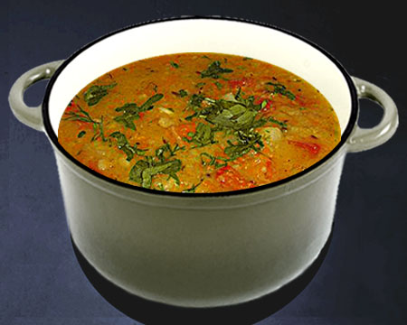гороховый суп в кастрюле