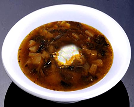 Самый простой суп из сушеных грибов в тарелке