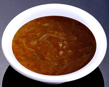 луковый суп в тарелке