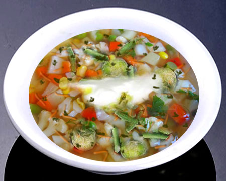 овощной суп в тарелке