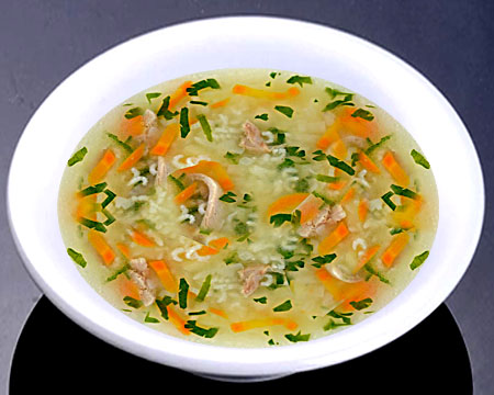 Куриный суп с рисом в тарелке