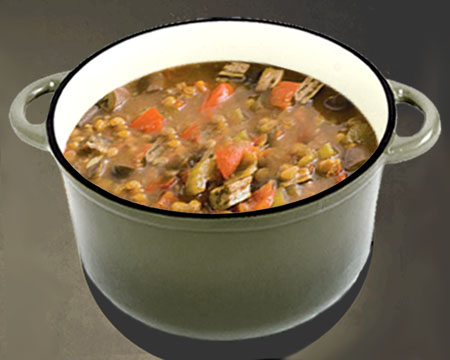 Суп из чечевицы с баклажанами в кастрюле