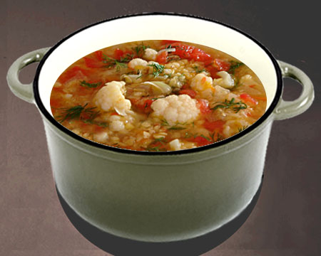 Суп из чечевицы с цветной капустой в кастрюле