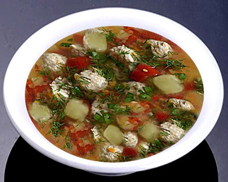 Суп из чечевицы с фрикадельками в тарелке