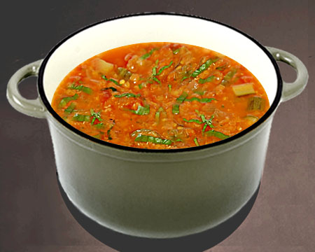 Суп из чечевицы с малосольными огурцами и черемшой в кастрюле
