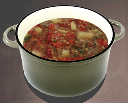 Суп из чечевицы с солеными помидорами в кастрюле