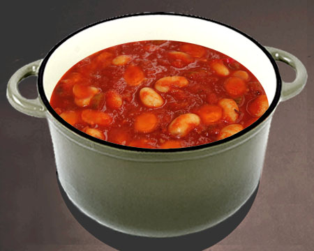 Суп из консервированной фасоли с колбасой в кастрюле