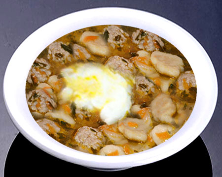 Суп с фрикадельками и картофельными галушками в тарелке