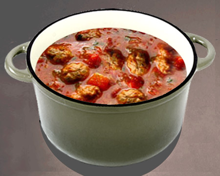 Суп с фрикадельками и баклажанами в кастрюле