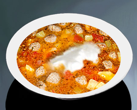 Суп с фрикадельками и кабачками в тарелке