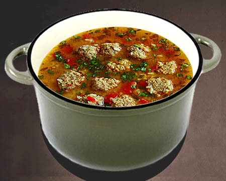 Суп с фрикадельками рисовый с паприкой в кастрюле