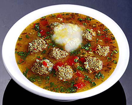 Суп с фрикадельками рисовый с паприкой в тарелке