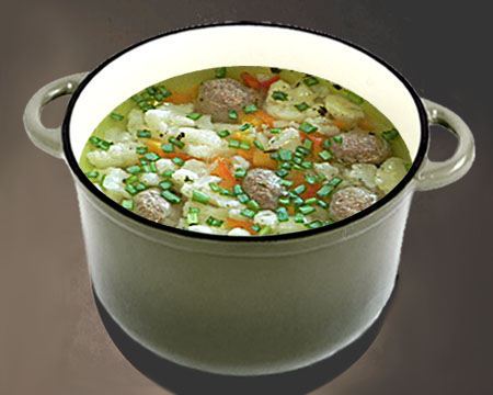 Суп с фрикадельками и цветной капустой в кастрюле