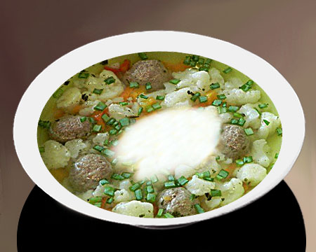 Суп с фрикадельками и цветной капустой в тарелке
