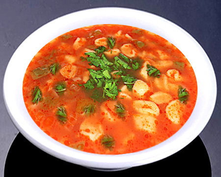 Овощной суп с клецками и баклажанной зажаркой в тарелке