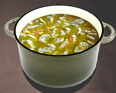Куриный суп с чесночными галушками в кастрюле