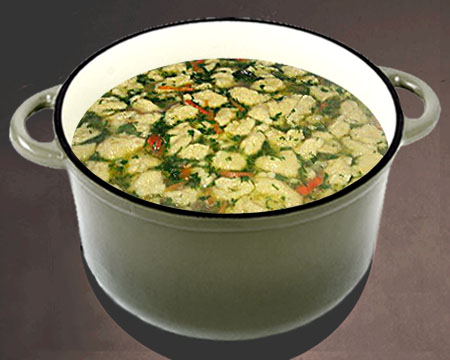 Овощной суп с галушками и зажаркой из паприки в кастрюле
