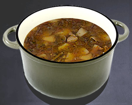 Картофельный суп из замороженных грибов в кастрюле