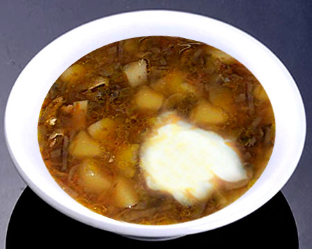 Картофельный суп из замороженных грибов в тарелке