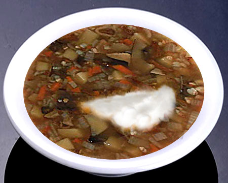 Грибной суп из замороженных грибов с перловкой в тарелке
