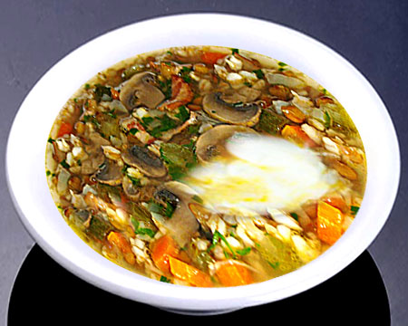 Грибной суп из замороженных грибов с рисом в тарелке