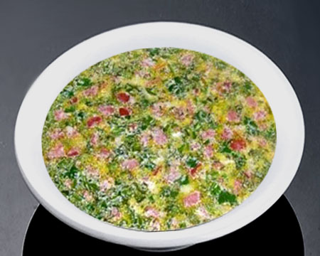Сырный суп с ветчиной в тарелке
