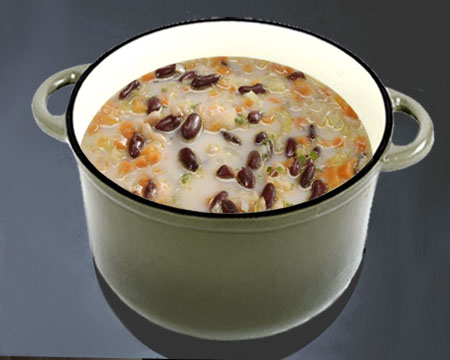 Сырный суп с фасолью в кастрюле