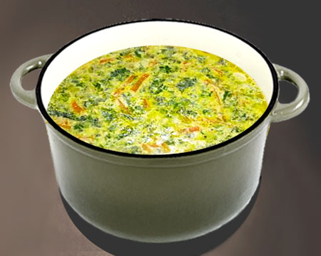 Сырный суп с крапивой в кастрюле