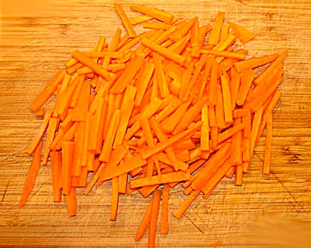 нарезать морковь тонкой соломкой