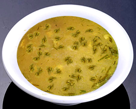 Сырный суп с клецками в тарелке