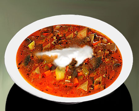 Томатный суп с баклажанами в тарелке
