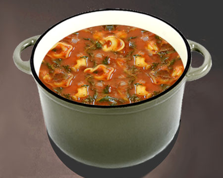 Томатный суп с пельменями и крапивой в кастрюле