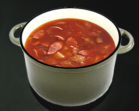 Томатный суп с сосисками в кастрюле