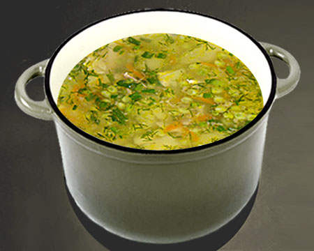 Картофельный суп с зеленым горошком в кастрюле