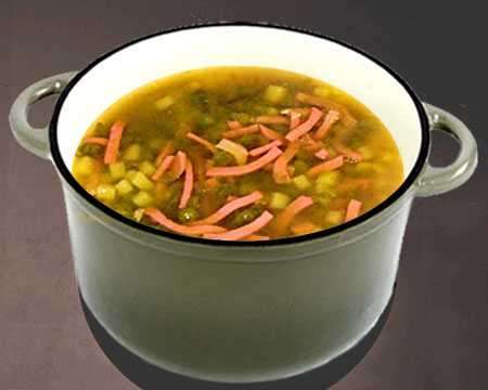 Суп из зеленого горошка с колбасой в кастрюле