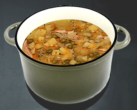 Суп из зеленого горошка на курином бульоне в кастрюле