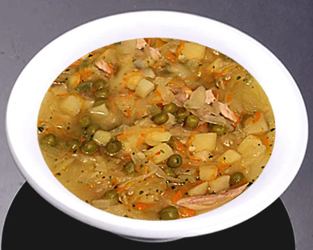 Суп из зеленого горошка на курином бульоне в тарелке