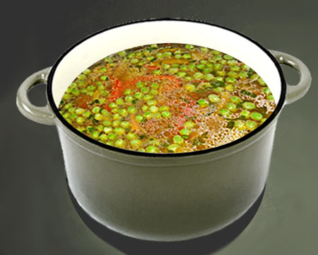 Суп из зеленого горошка с паприкой в кастрюле